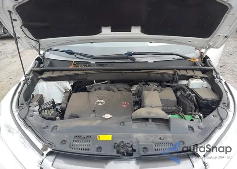 2019 Toyota Highlander Xle z USA, uszkodzony, nr VIN 5TDJZRFH1KS595341